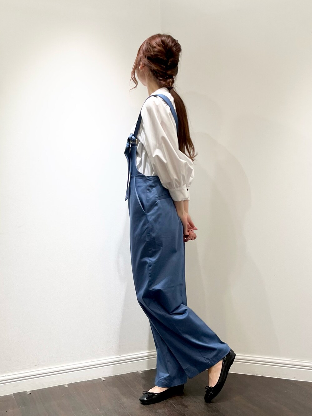 ホワイト系のシャツ/ブラウス、ブルー系のサロペット/オーバーオール、ブラック系のパンプスを着用したレディースの春コーディネートの3枚目の写真