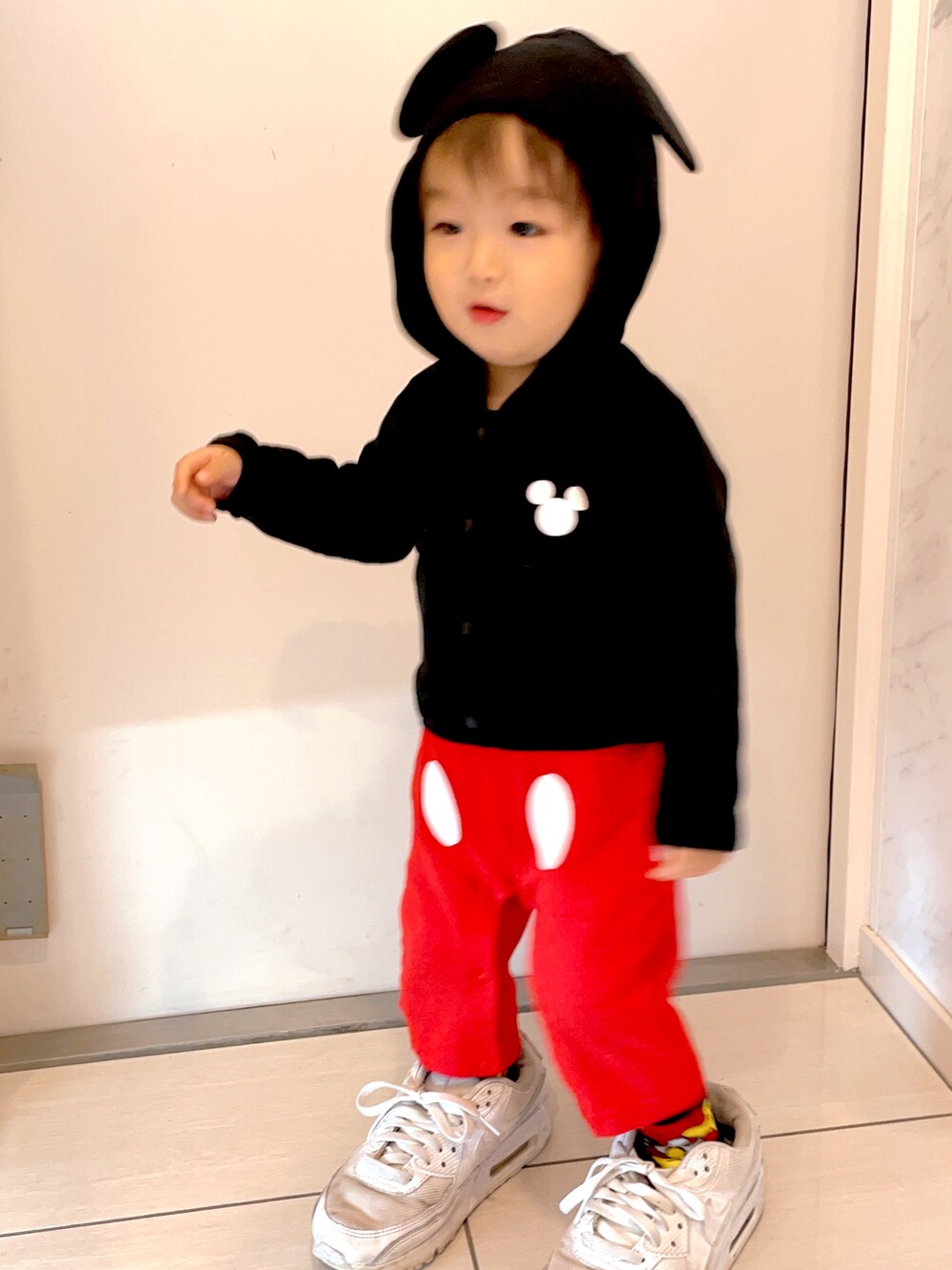 「ミッキー、ディズニーコーデ、秋コーデ、男の子コーデ、カジュアルコーデ、キッズファッション、ハロウィン、カボチャコーデ🎃、おとこのこ、一歳、ベビードール」｜「BABYDOLLのアイテム（ロンパース、レッド系）」を使った、あっくんさん（キッズ・90cm）の秋コーディネートの2枚目の写真