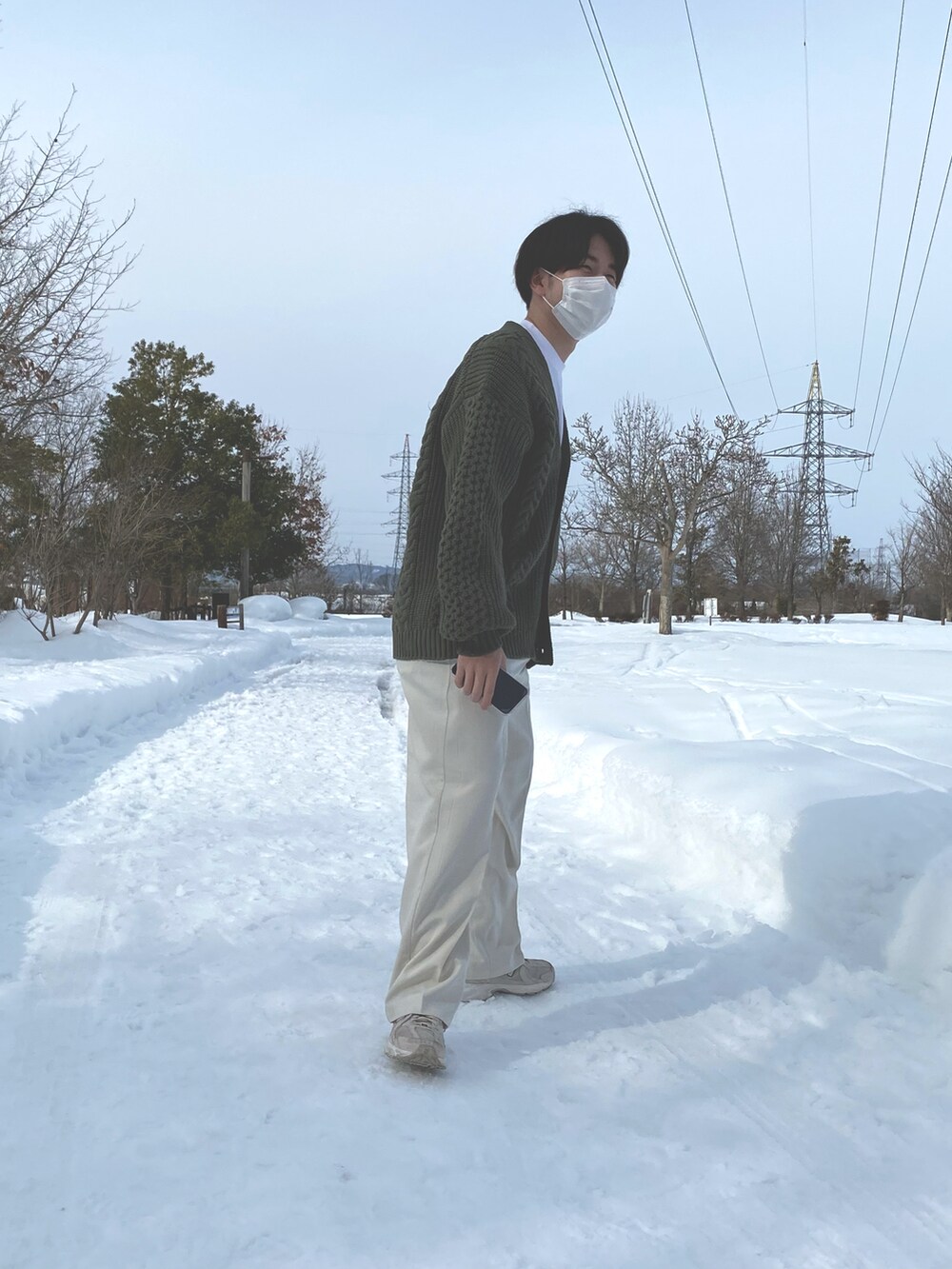 ベージュ系のその他パンツ、グリーン系のカーディガン/ボレロ、ホワイト系のトップスを着用したメンズの冬コーディネートの2枚目の写真