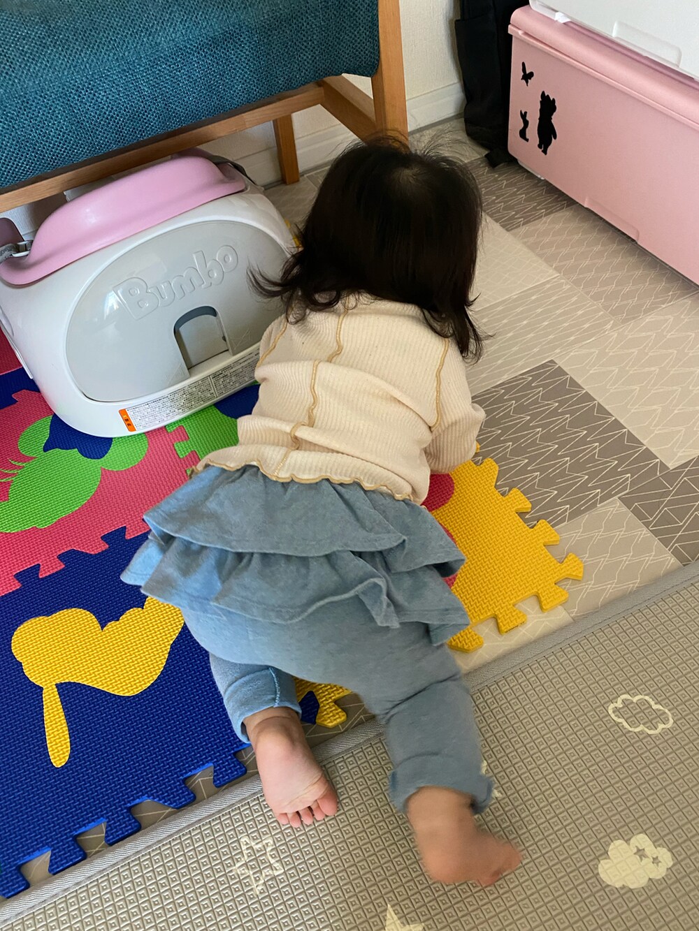 ホワイト系のTシャツ/カットソー、ブルー系のレギンス/スパッツを着用したキッズの秋コーディネートの2枚目の写真