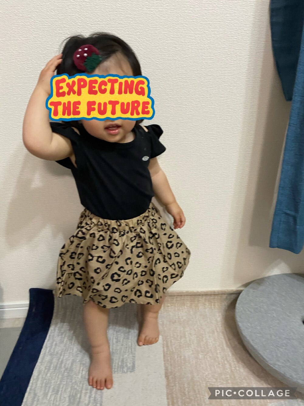 ブラック系のTシャツ/カットソー、ベージュ系のスカートを着用したキッズの夏コーディネートの2枚目の写真