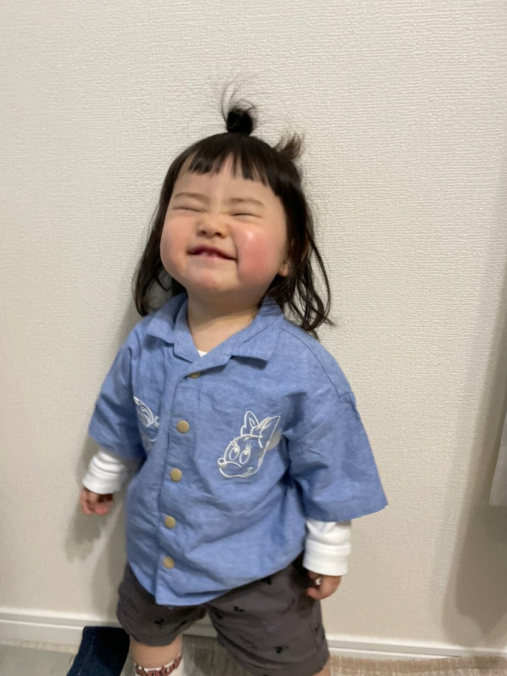 ブルー系のシャツ/ブラウス、グレー系のその他パンツを着用したレディースの春コーディネートの2枚目の写真