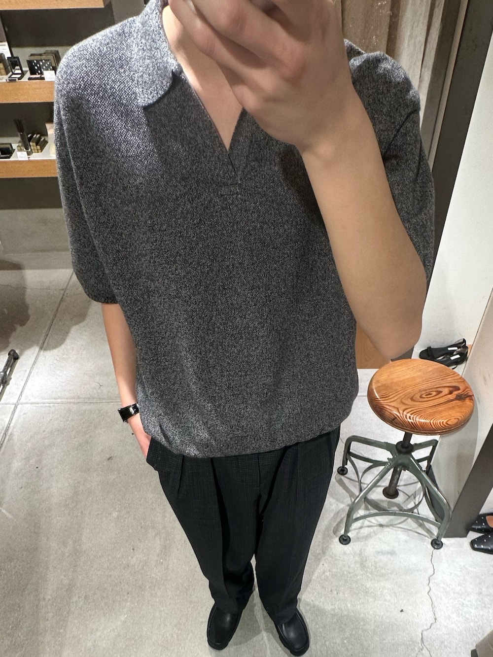 ブラック系のニット/セーター、グレー系のその他パンツ、ブラック系のローファーを着用したメンズの春コーディネートの2枚目の写真