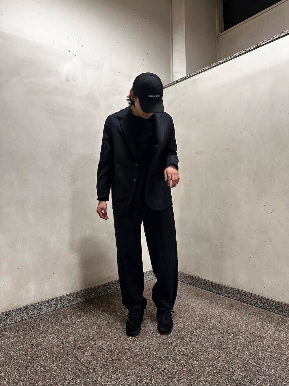 ブラック系のその他シューズ、ブルー系のその他アウター、ブルー系のその他パンツを着用したメンズの冬コーディネートの2枚目の写真