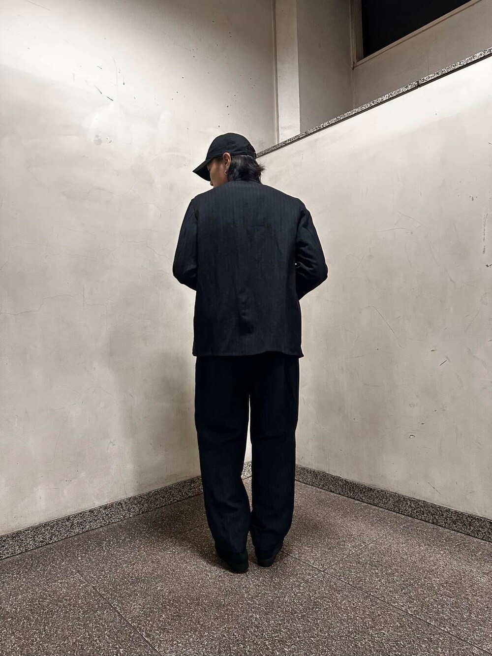 ブラック系のその他シューズ、ブルー系のその他アウター、ブルー系のその他パンツを着用したメンズの冬コーディネートの4枚目の写真