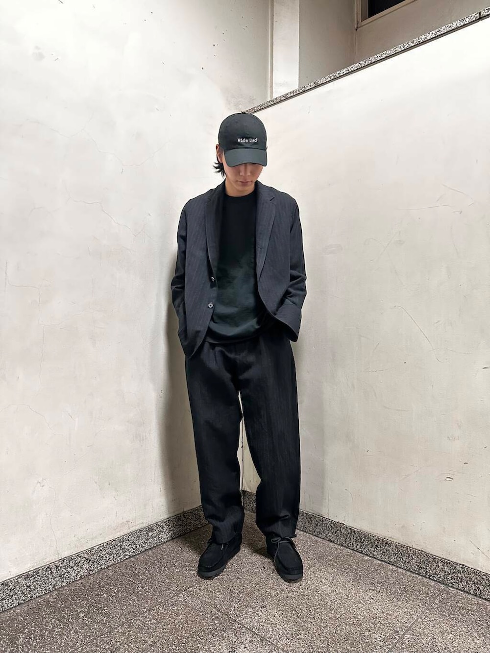 ブラック系のその他シューズ、ブルー系のその他アウター、ブルー系のその他パンツを着用したメンズの冬コーディネートの5枚目の写真