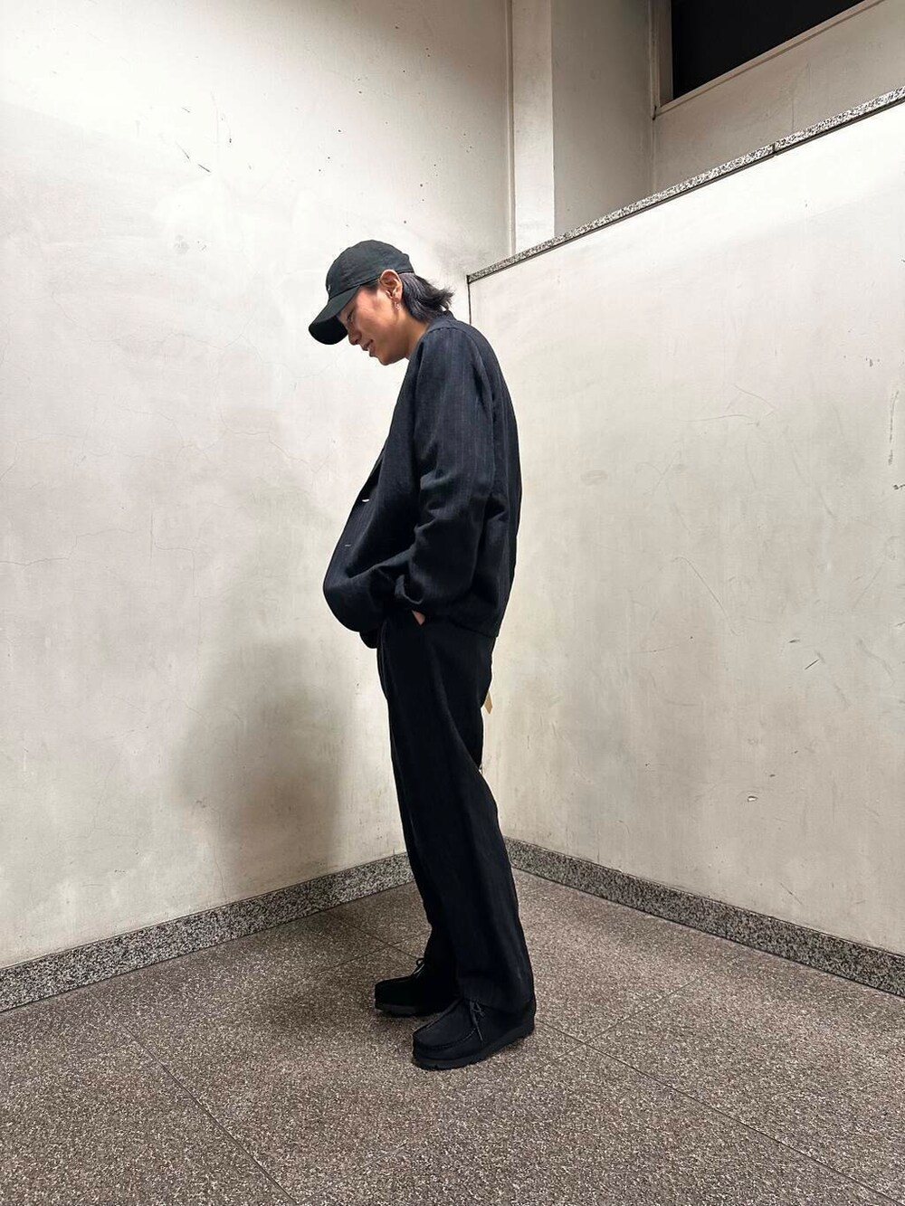 ブラック系のその他シューズ、ブルー系のその他アウター、ブルー系のその他パンツを着用したメンズの冬コーディネートの3枚目の写真