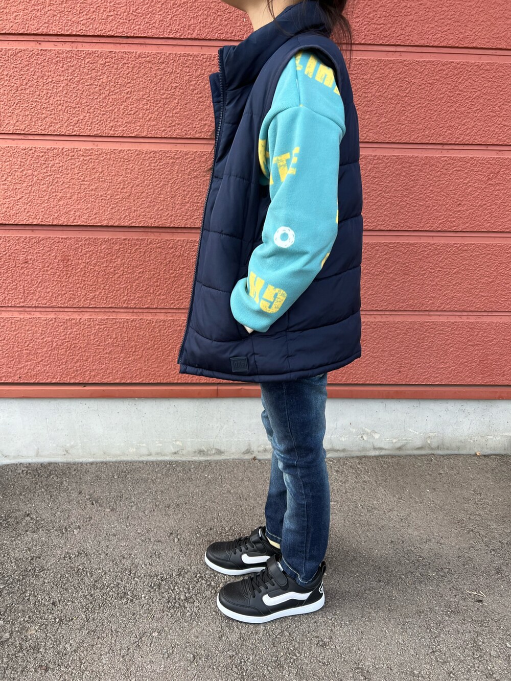 「キッズコーデ、プチプラ、スニーカー、韓国子供服、スウェット、ベスト、デニム、グリーン、女の子、カジュアル、パンツスタイル、GAP、VANS、Right-on、aimoha(aimoha)」｜「aimohaの【aimoha-KIDS-】【新作】 裏フリースボーダー/英字総柄 スウェット（スウェット、グリーン系）」を使った、Yu-&Ri-(多忙のため不定期投稿)さん（キッズ・120cm）の冬コーディネートの2枚目の写真
