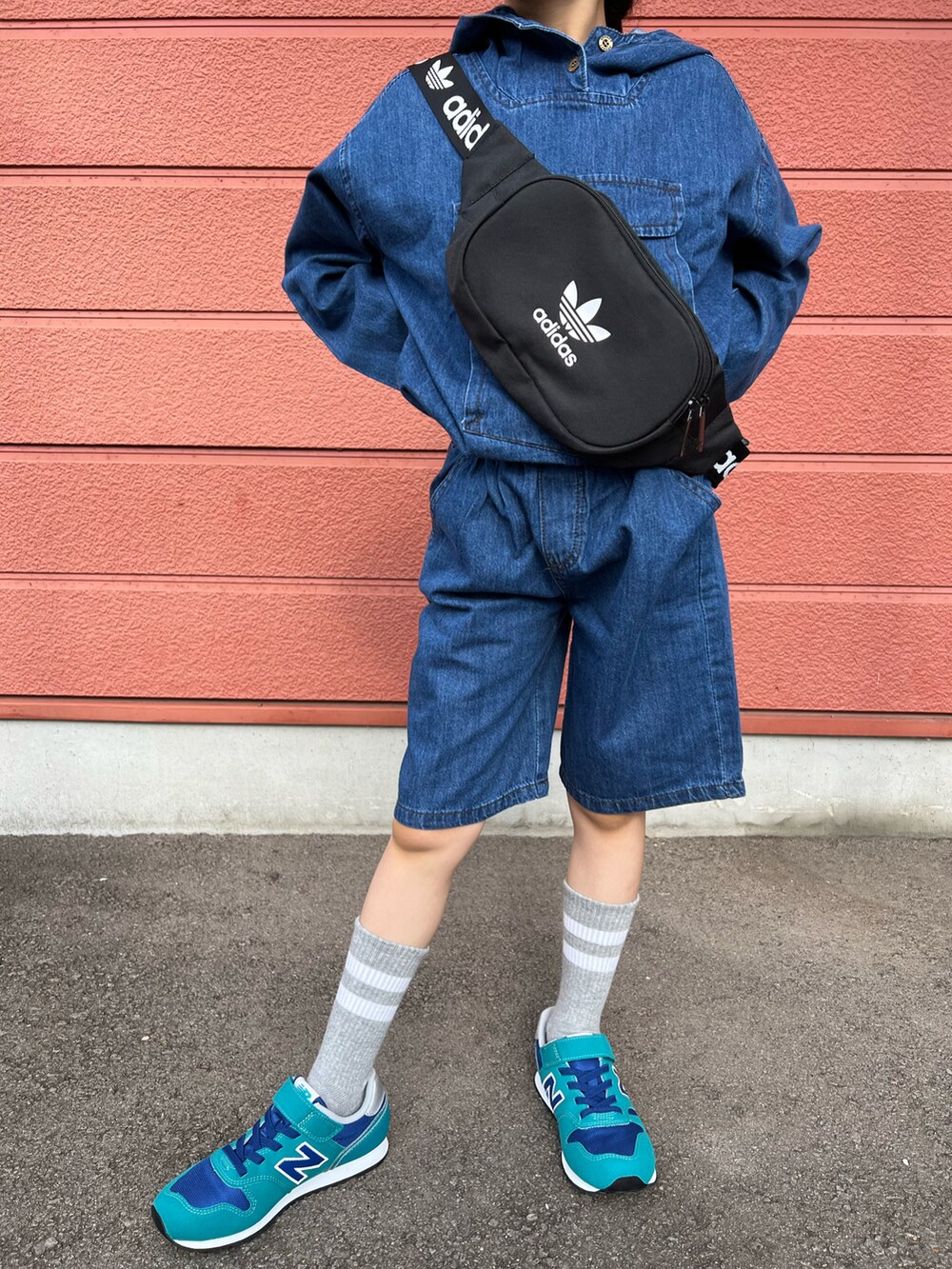 「キッズコーデ、セットアップ、デニム、グリーン、韓国子供服、aimoha(aimoha)、adidas、UNIQLO、New Balance、ショルダーバッグ、スニーカー、女の子、カジュアル、ブラック、ごきげんウィーク」｜「aimohaの【aimoha-KIDS-】【新作】韓国子供服 ビッグポケットフード付きデニムパーカーハーフパンツ上下セットアップ（セットアップ、ブルー系）」を使った、Yu-&Ri-(多忙のため不定期投稿)さん（キッズ・122cm）の春コーディネートの2枚目の写真