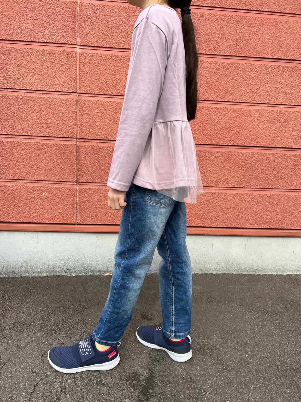 「キッズコーデ、春コーデ、シンプル、チュール、デニムパンツ、スニーカー、カジュアルコーデ、ガーリー、カジュアル、通学コーデ、プチプラ、pairmanon、Right-on、New Balance、女の子」｜「pairmanonのバックシャン チュール ドッキング 長袖 Tシャツ ロンT（Tシャツ/カットソー、パープル系）」を使った、Yu-&Ri-(多忙のため不定期投稿)さん（キッズ・122cm）の春コーディネートの2枚目の写真