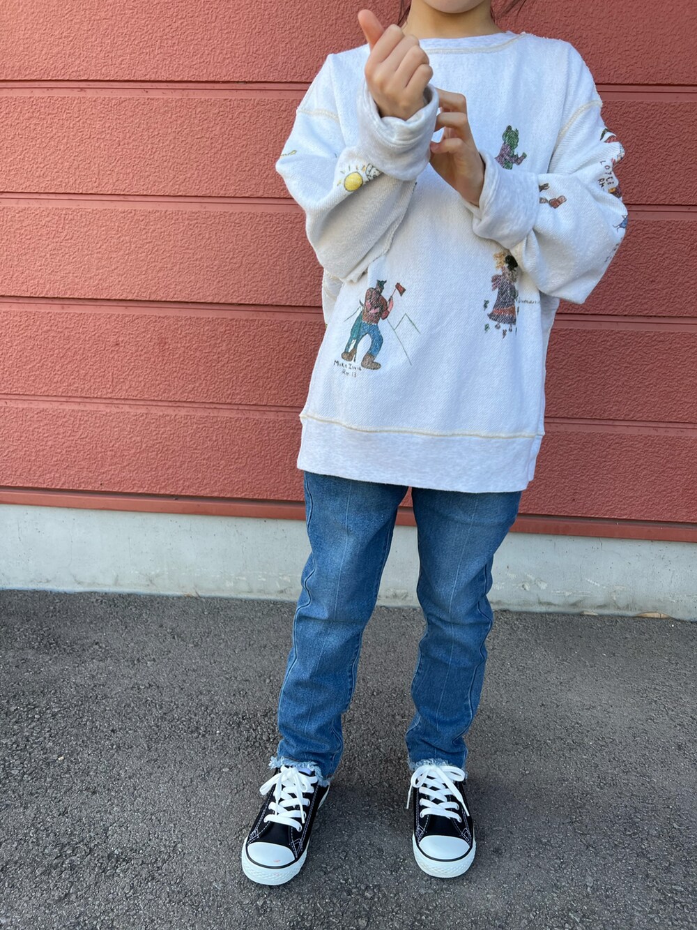 グレー系のスウェット、ブルー系のデニムパンツ、ブラック系のスニーカーを着用したキッズの春コーディネートの2枚目の写真