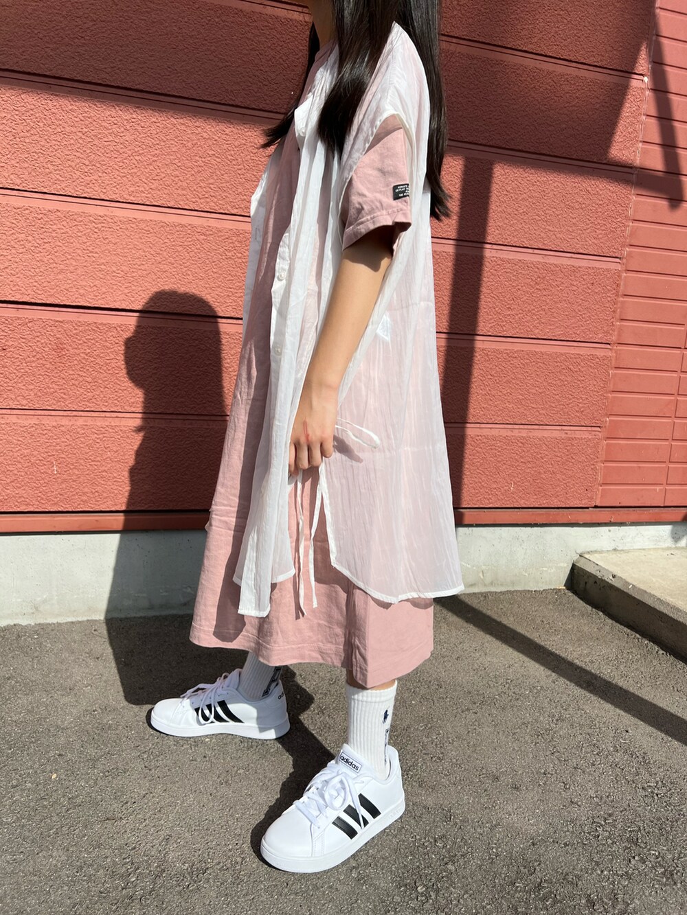 「キッズコーデ、女の子、カジュアル、Tシャツワンピ、スニーカー、ピンク、ホワイト、夏コーデ、レイヤードスタイル、junk store、GU、Polo Ralph Lauren、adidas、シンプル、バックプリント」｜「JUNK STOREのWEB限定プリントバリエワンピース（ワンピース、ピンク系）」を使った、Yu-&Ri-(多忙のため不定期投稿)さん（キッズ・122cm）の夏コーディネートの2枚目の写真