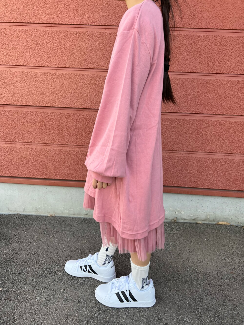 「キッズコーデ、シンプルコーデ、ワンピース、スニーカー、ピンク、ホワイト、女の子、x-girl stages、Polo Ralph Lauren、adidas、春コーデ、カジュアル、オーバーサイズ、ニットベスト、春服みてみて」｜「X-girl Stagesの【ドッキング】レイヤードプリーツチュール2セットワンピース（ワンピース、ピンク系）」を使った、Yu-&Ri-(多忙のため不定期投稿)さん（キッズ・120cm）の春コーディネートの2枚目の写真