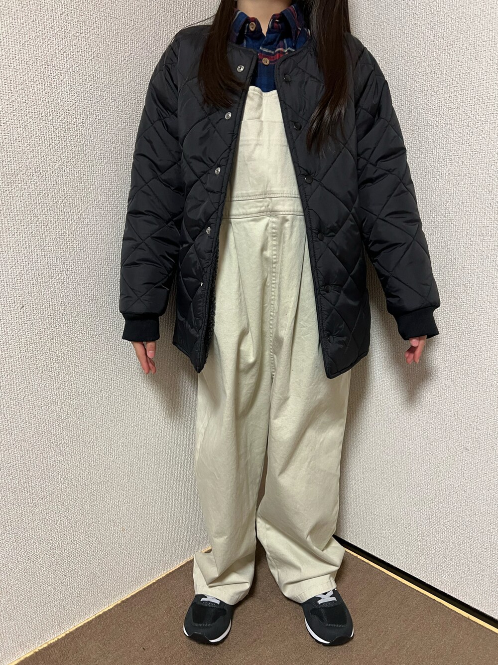「キッズコーデ、キッズファッション、カジュアル、カジュアルコーデ、シンプル、シンプルコーデ、モノトーン、チェック、シャツスタイル、キルティングジャケット、サロペット、オーバーオール、スニーカー、女の子、レイヤードスタイル」｜「UNIQLOのアイテム（シャツ/ブラウス、ブルー系）」を使った、Yu-&Ri-(多忙のため不定期投稿)さん（キッズ・127cm）の冬コーディネートの2枚目の写真
