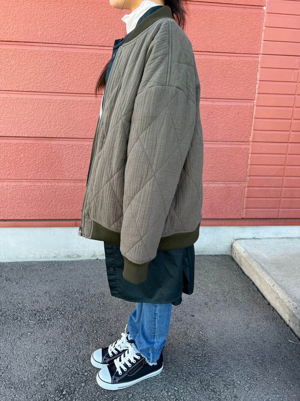 「タックイン、デニム、スニーカー、MA-1、タートルネック、シャツワンピース、putit mine、converse、UNIQLO、B:MING by BEAMS、BREEZE、キッズコーデ、女の子、モノトーン、カジュアル」｜「petit mainのオーガニックハイネック長袖インナーTシャツ（Tシャツ/カットソー、ホワイト系）」を使った、Yu-&Ri-(多忙のため不定期投稿)さん（キッズ・120cm）の冬コーディネートの2枚目の写真