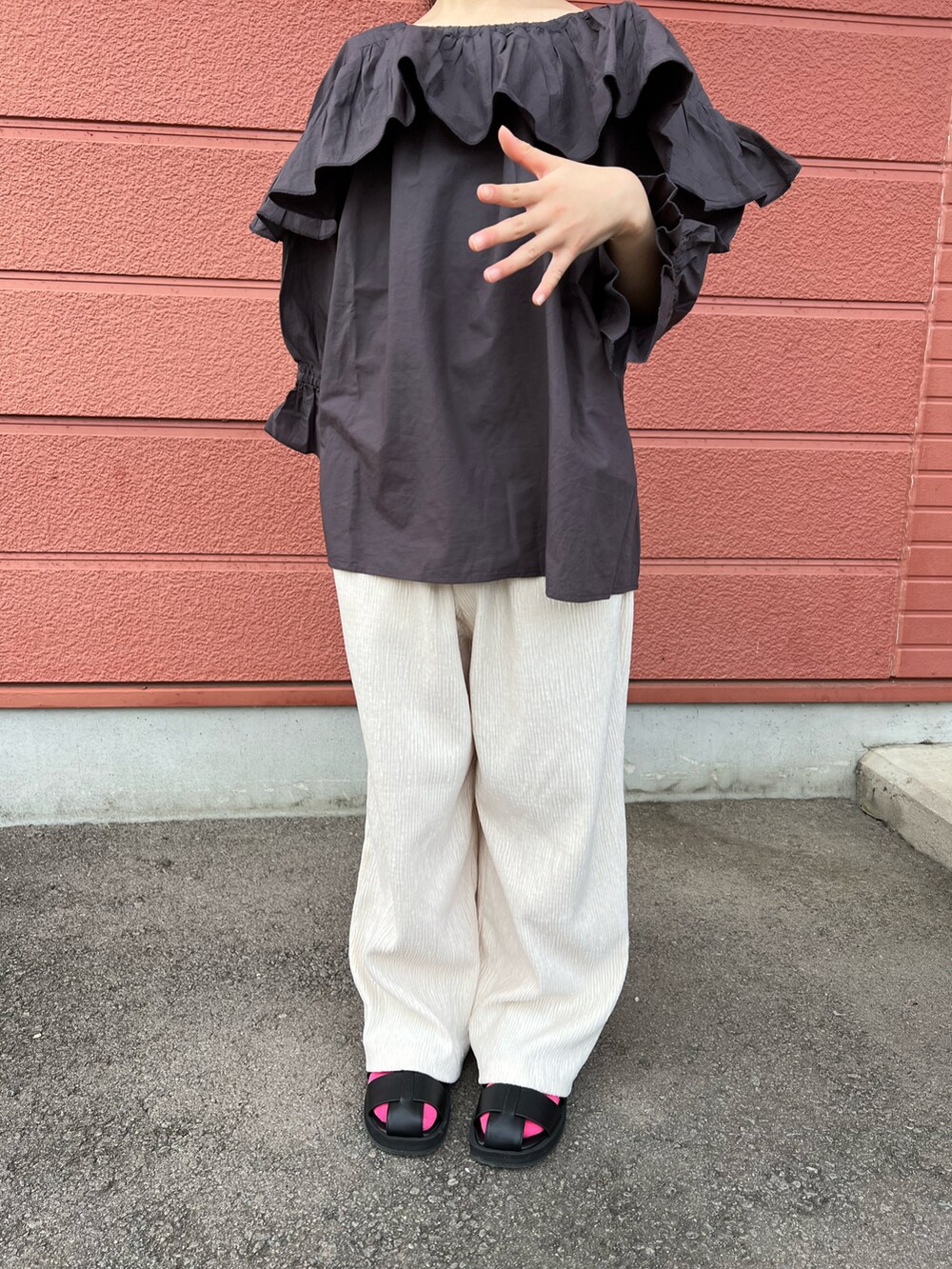「キッズコーデ、ごきげんウィーク、女の子、カラーソックス、グルカサンダル、ブラウス、ベロアパンツ、CIAOPANIC TYPY、チャオパニックティピー(CIAOPANIC TYPY)、JEANASiS、LOWRYS FARM、green label relaxing、白パンツ、ブラック、ピンク」｜「CIAOPANIC TYPYの【KIDS】indiaフリルブラウス（シャツ/ブラウス、グレー系）」を使った、Yu-&Ri-(多忙のため不定期投稿)さん（キッズ・122cm）の春コーディネートの2枚目の写真