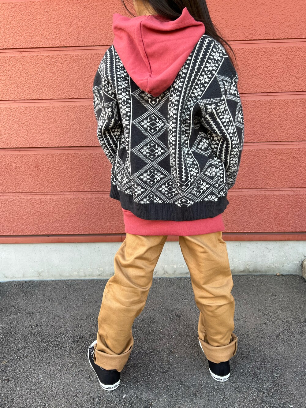 「女の子、ビッグシルエット、スニーカー、パーカー、パンツスタイル、コンバース、カーディガン、韓国子供服、カジュアル、私の推しブランド、GAP、converse、aimoha(aimoha)、Branshes、冬コーデ」｜「BRANSHESの【カラバリ】裏毛パーカー（パーカー、レッド系）」を使った、Yu-&Ri-(多忙のため不定期投稿)さん（キッズ・120cm）の冬コーディネートの3枚目の写真