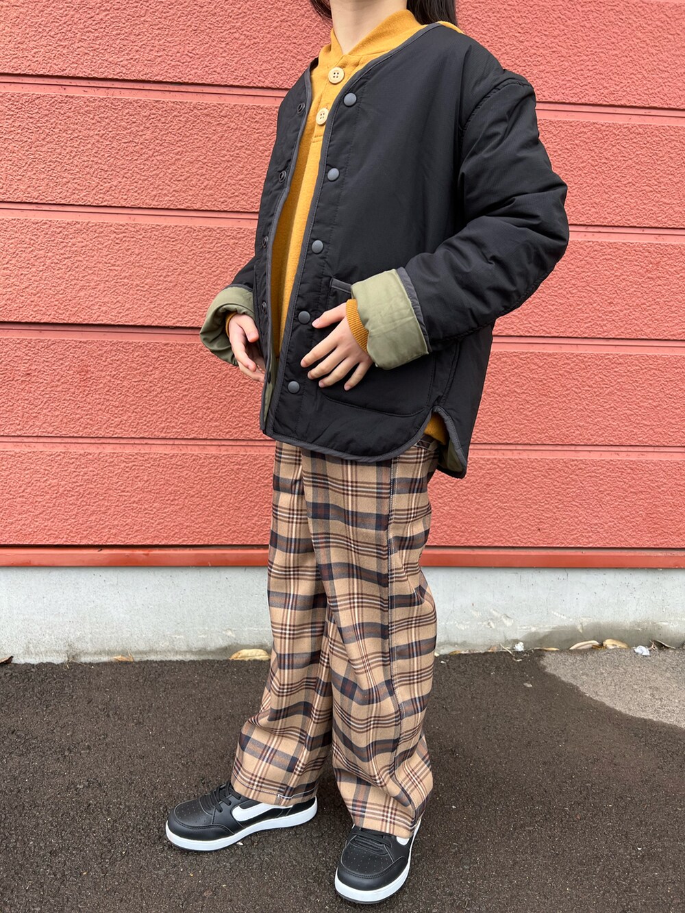 「キッズコーデ、ZOZOKIDSDAY、カジュアル、イエロー、レイヤードスタイル、パーカー、チェックパンツ、ノーカラージャケット、スニーカー、女の子、LOWRYS FARM、CIAOPANIC TYPY、チャオパニックティピー(CIAOPANIC TYPY)、x-girl stages、VANS」｜「CIAOPANIC TYPYの【KIDS】OSORO AIRTECHウォッシャブルアウター（ノーカラージャケット、ブラック系）」を使った、Yu-&Ri-(多忙のため不定期投稿)さん（キッズ・122cm）の春コーディネートの2枚目の写真