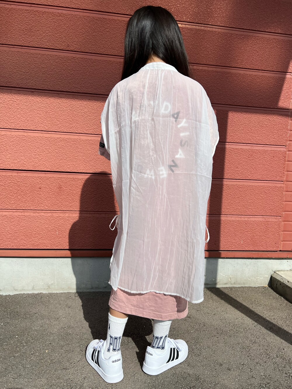 「キッズコーデ、女の子、カジュアル、Tシャツワンピ、スニーカー、ピンク、ホワイト、夏コーデ、レイヤードスタイル、junk store、GU、Polo Ralph Lauren、adidas、シンプル、バックプリント」｜「JUNK STOREのWEB限定プリントバリエワンピース（ワンピース、ピンク系）」を使った、Yu-&Ri-(多忙のため不定期投稿)さん（キッズ・122cm）の夏コーディネートの3枚目の写真