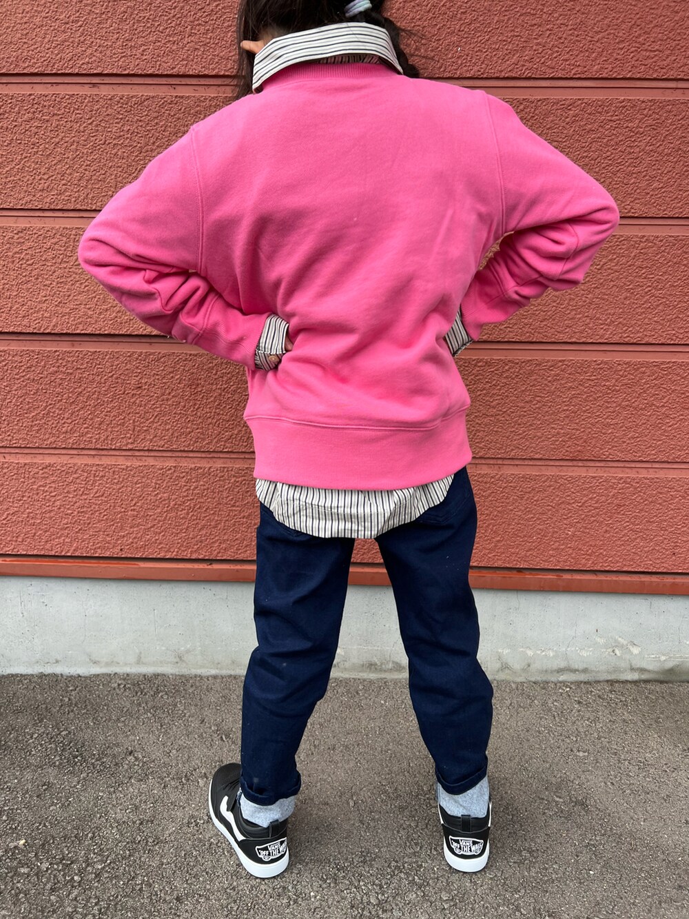 「冬コーデ、デニムパンツ、トレーナー、ロゴスウェット、シャツスタイル、スニーカー、ピンク、女の子、キッズコーデ、ブラック、レイヤードスタイル、カジュアル、ワンポイント、オーバーサイズ、ロールアップ」｜「Championの【Champion】スクリプトロゴスウェット（スウェット、ピンク系）」を使った、Yu-&Ri-(多忙のため不定期投稿)さん（キッズ・120cm）の冬コーディネートの3枚目の写真