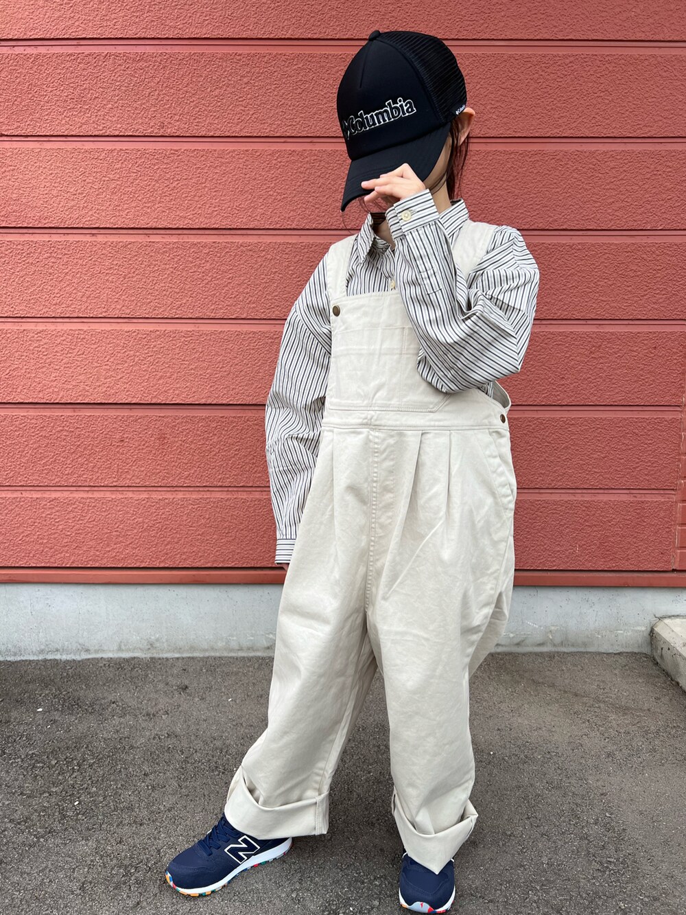 ホワイト系のシャツ/ブラウス、ホワイト系のサロペット/オーバーオール、ブルー系のスニーカーを着用したキッズの春コーディネートの2枚目の写真