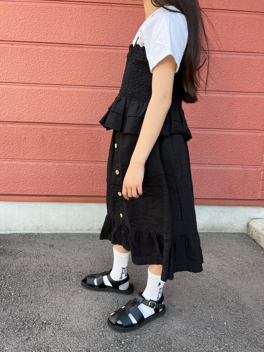 「キッズコーデ、レイヤードスタイル、女の子、セットアップ、モノトーン、スカート、グルカサンダル、ビスチェ、UNIQLO、B:MING by BEAMS、Polo Ralph Lauren、green label relaxing、ホワイト、ブラック、ごきげんウィーク」｜「B:MING by BEAMSのB:MING by BEAMS / ビスチェ＆スカート セットアップ（100~140cm）（ワンピース、ブラック系）」を使った、Yu-&Ri-(多忙のため不定期投稿)さん（キッズ・122cm）の春コーディネートの2枚目の写真