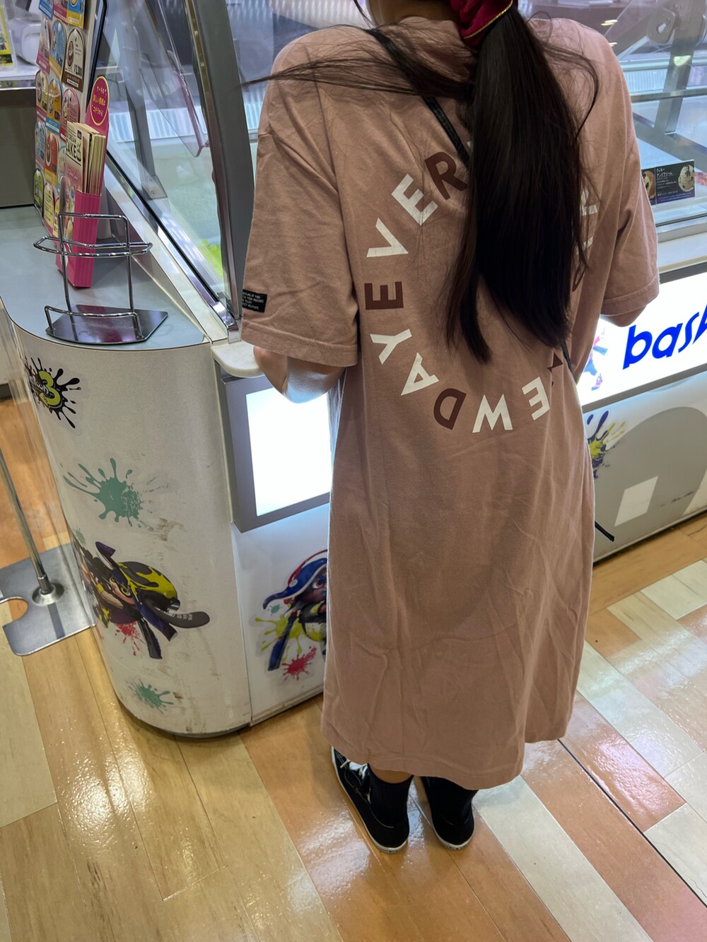 「キッズコーデ、女の子、カジュアル、ガーリー、ワンピース、ショルダーバッグ、スニーカー、シンプル、ピンク、ブラック、junk store、コンバース、converse、夏秋ミックス、休日スタイル」｜「JUNK STOREのWEB限定プリントバリエワンピース（ワンピース、ピンク系）」を使った、Yu-&Ri-(多忙のため不定期投稿)さん（キッズ・127cm）の秋コーディネートの2枚目の写真