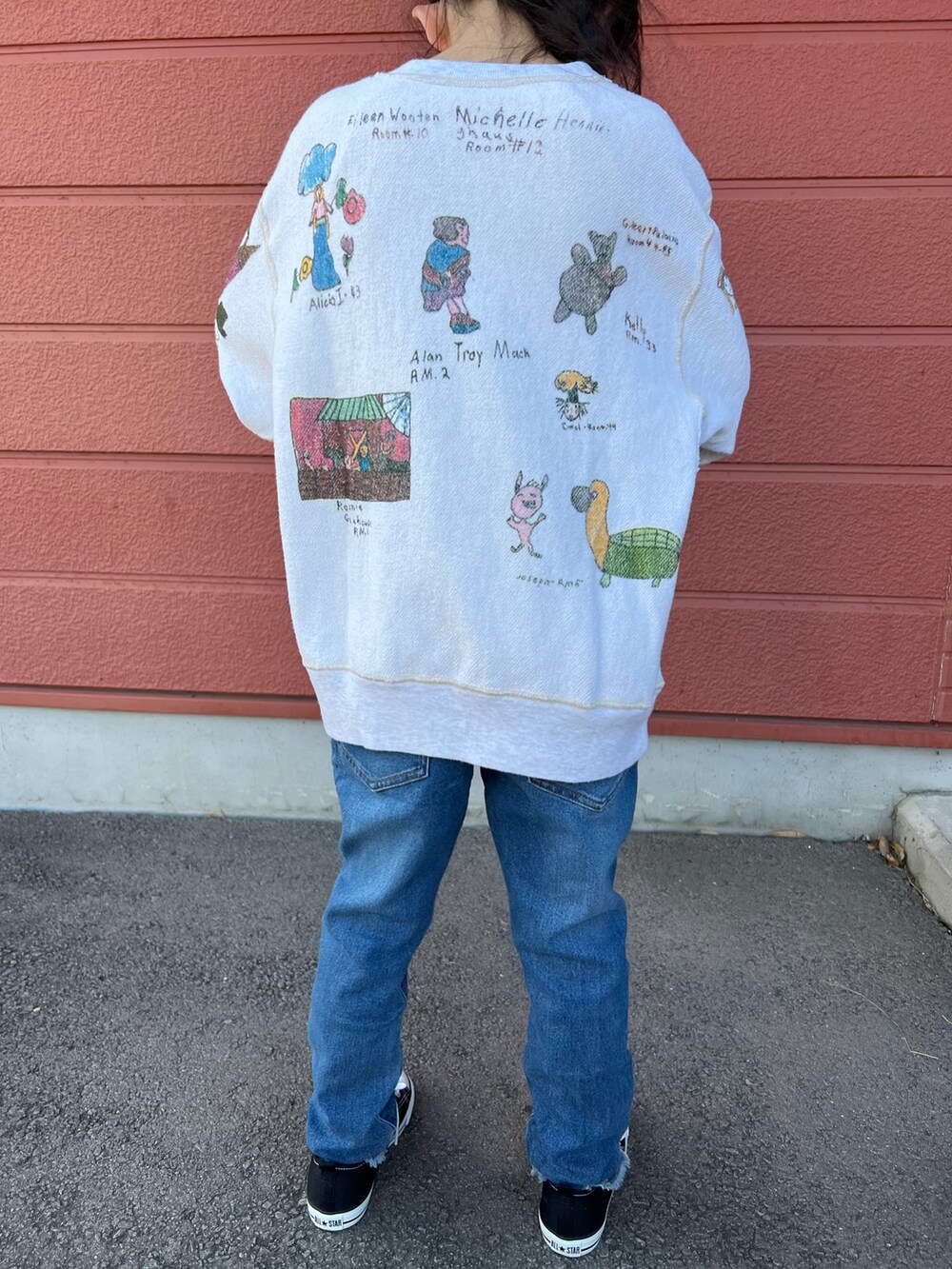 グレー系のスウェット、ブルー系のデニムパンツ、ブラック系のスニーカーを着用したキッズの春コーディネートの3枚目の写真