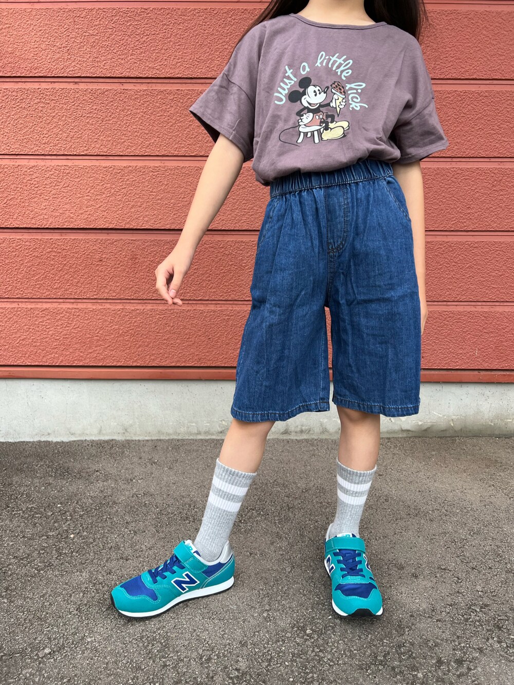 「キッズコーデ、女の子、カジュアルコーデ、カジュアル、Tシャツ、ハーフパンツ、スニーカー、韓国子供服、apres les cours、aimoha(aimoha)、New Balance、UNIQLO、グリーン、グレー、ミッキー」｜「Disneyのディズニーキャラクター 3柄Tシャツ（Tシャツ/カットソー、グレー系）」を使った、Yu-&Ri-(多忙のため不定期投稿)さん（キッズ・122cm）の夏コーディネートの2枚目の写真