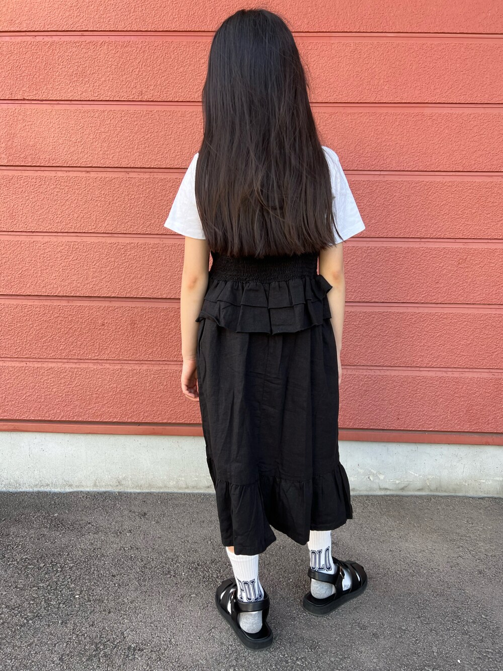 「キッズコーデ、レイヤードスタイル、女の子、セットアップ、モノトーン、スカート、グルカサンダル、ビスチェ、UNIQLO、B:MING by BEAMS、Polo Ralph Lauren、green label relaxing、ホワイト、ブラック、ごきげんウィーク」｜「B:MING by BEAMSのB:MING by BEAMS / ビスチェ＆スカート セットアップ（100~140cm）（ワンピース、ブラック系）」を使った、Yu-&Ri-(多忙のため不定期投稿)さん（キッズ・122cm）の春コーディネートの3枚目の写真