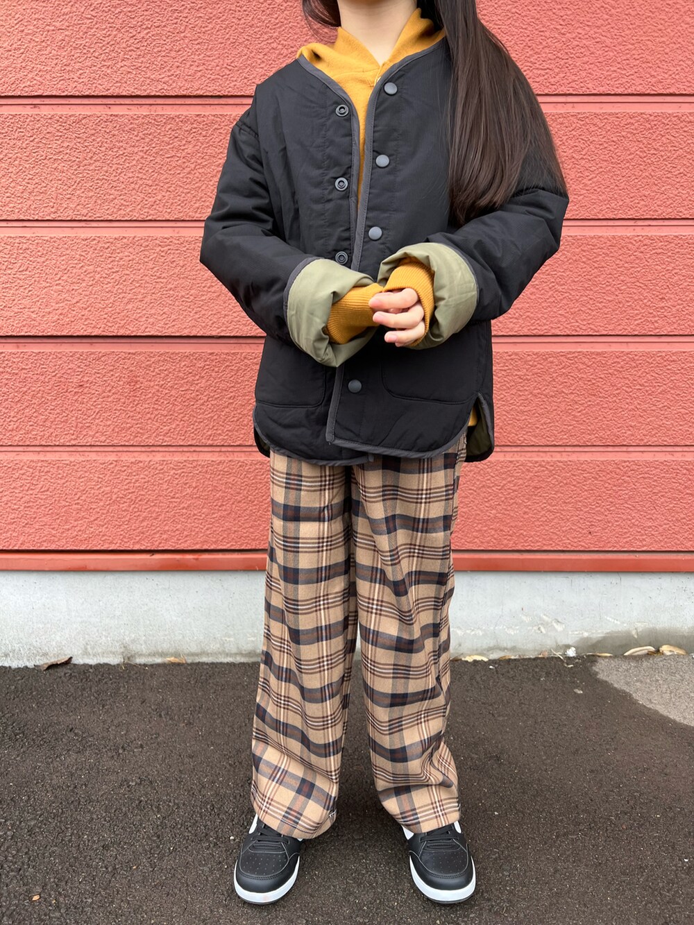 「キッズコーデ、ZOZOKIDSDAY、カジュアル、イエロー、レイヤードスタイル、パーカー、チェックパンツ、ノーカラージャケット、スニーカー、女の子、LOWRYS FARM、CIAOPANIC TYPY、チャオパニックティピー(CIAOPANIC TYPY)、x-girl stages、VANS」｜「CIAOPANIC TYPYの【KIDS】OSORO AIRTECHウォッシャブルアウター（ノーカラージャケット、ブラック系）」を使った、Yu-&Ri-(多忙のため不定期投稿)さん（キッズ・122cm）の春コーディネートの3枚目の写真
