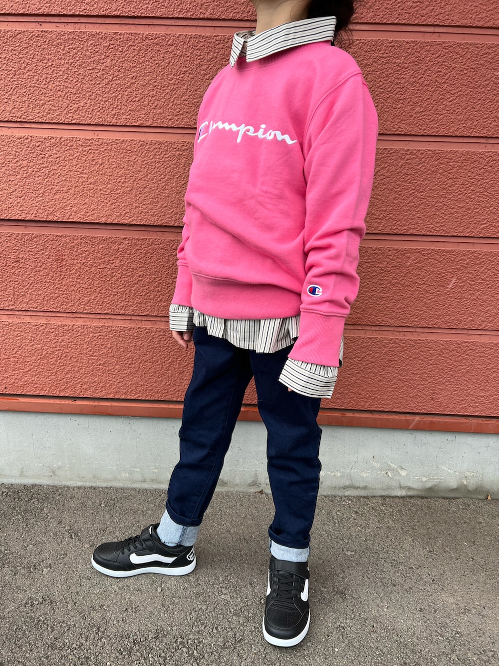 「冬コーデ、デニムパンツ、トレーナー、ロゴスウェット、シャツスタイル、スニーカー、ピンク、女の子、キッズコーデ、ブラック、レイヤードスタイル、カジュアル、ワンポイント、オーバーサイズ、ロールアップ」｜「Championの【Champion】スクリプトロゴスウェット（スウェット、ピンク系）」を使った、Yu-&Ri-(多忙のため不定期投稿)さん（キッズ・120cm）の冬コーディネートの2枚目の写真