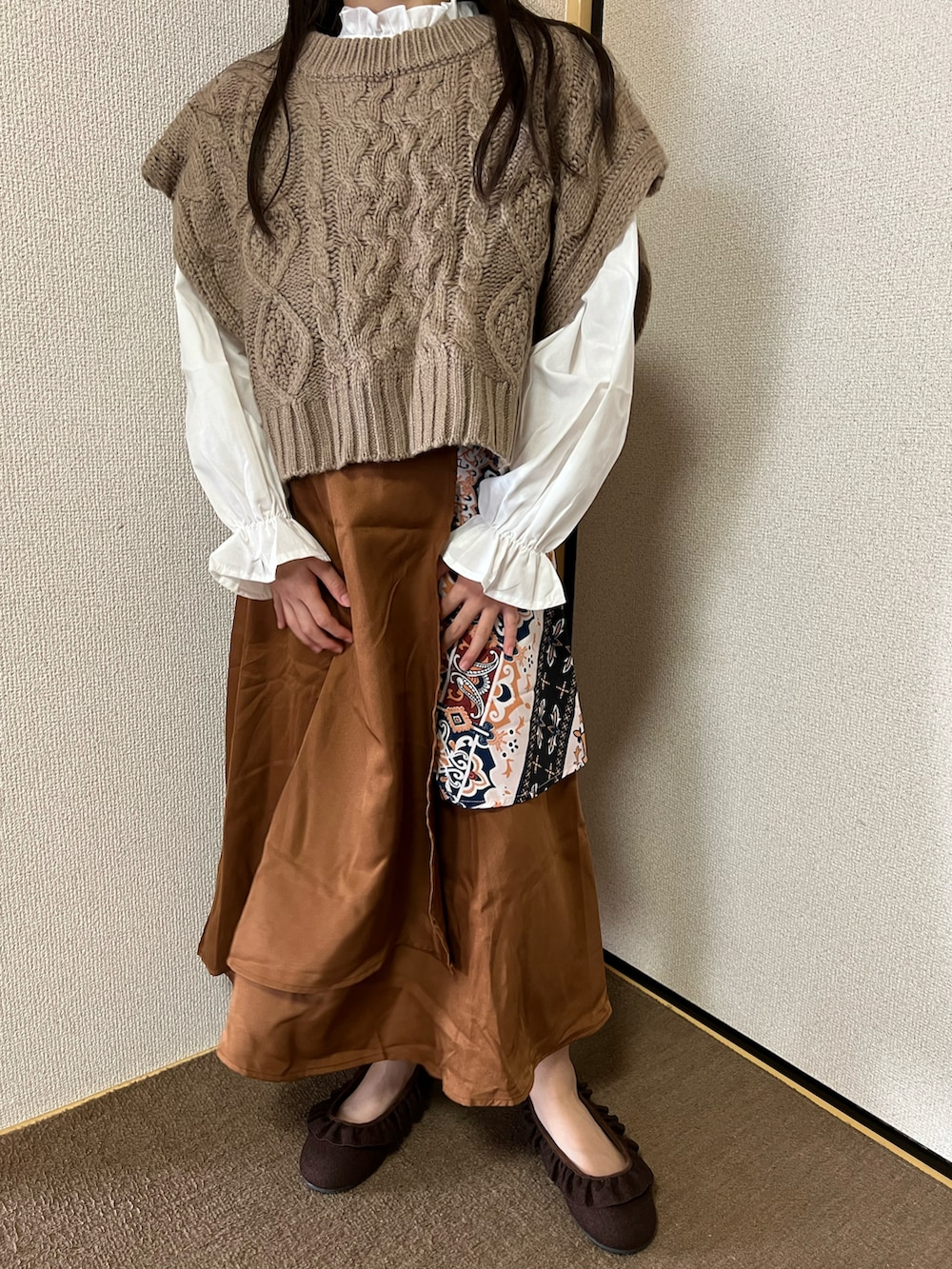 「キッズコーデ、女の子、ガーリー、ベスト、ブラウス、ロングスカート、バレエシューズ、Lovetoxic、GLOBAL WORK、グローバルワーク(GLOBAL WORK)、bee des bee、sorotto、ブラウン、秋コーデ、ホワイト」｜「GLOBAL WORKのキッズ/レース＊デニム/フリルブラウス/267086（シャツ/ブラウス、ホワイト系）」を使った、Yu-&Ri-(多忙のため不定期投稿)さん（キッズ・124cm）の秋コーディネートの2枚目の写真