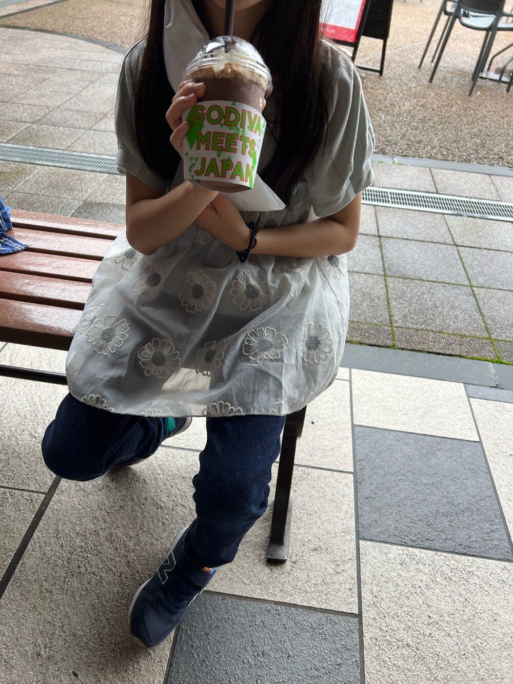 「キッズコーデ、女の子、カジュアル、ガーリー、チュニック、ジャケット、パンツスタイル、デニム、スニーカー、チャオパニックティピー(CIAOPANIC TYPY)、apres les cours、EDWIN、New Balance、ニューバランス、disney」｜「CIAOPANIC TYPYの【KIDS】OSORO AIRTECHウォッシャブルアウター（ノーカラージャケット、ブラック系）」を使った、Yu-&Ri-(多忙のため不定期投稿)さん（キッズ・124cm）の秋コーディネートの2枚目の写真