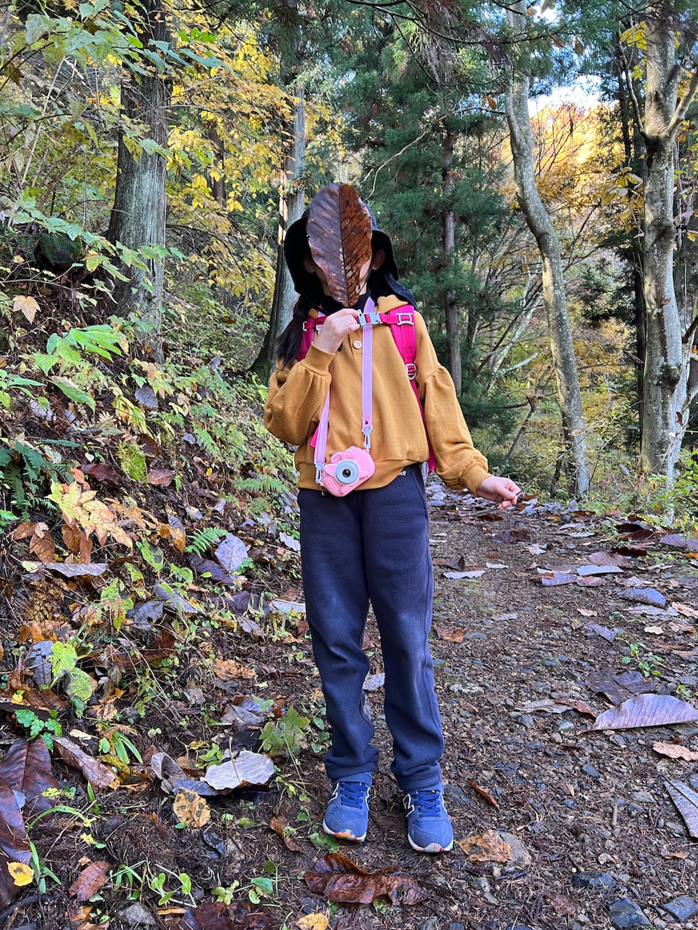 「キッズコーデ、女の子、登山、紅葉、カメラ、タートルネック、パーカー、リュック、バックパック、パンツスタイル、帽子、スニーカー、秋コーデ、カジュアル、レイヤードスタイル」｜「LOWRYS FARMのウラケギャザーパーカー　216009（パーカー、イエロー系）」を使った、Yu-&Ri-(多忙のため不定期投稿)さん（キッズ・127cm）の秋コーディネートの4枚目の写真