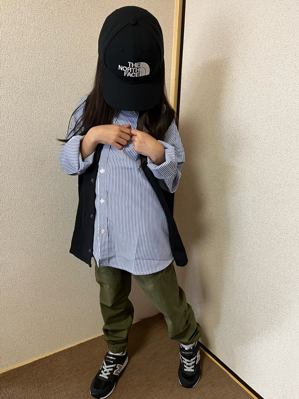 「キッズコーデ、女の子、カジュアル、キャップ、ベスト、シャツスタイル、パンツスタイル、カーゴパンツ、スニーカー、秋コーデ、ストライプ、THE NORTH FACE、チャオパニックティピー(CIAOPANIC TYPY)、ニューバランス、GAP」｜「THE NORTH FACEのTHE NORTH FACE/ノースフェイス キャップ TNFロゴキャップ NN02135（キャップ、ブラック系）」を使った、Yu-&Ri-(多忙のため不定期投稿)さん（キッズ・127cm）の秋コーディネートの3枚目の写真
