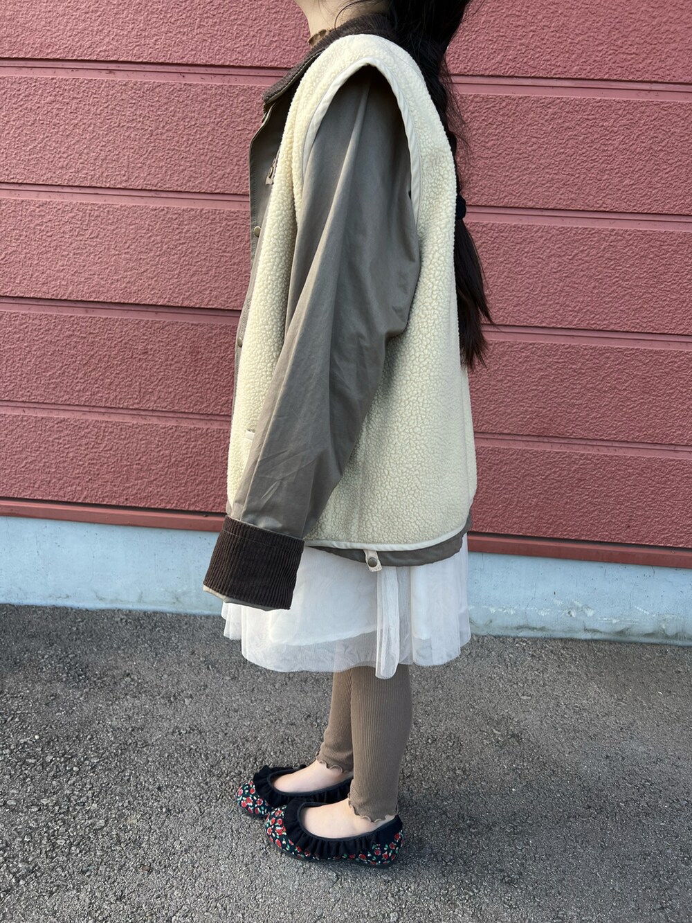 「キッズコーデ、ワンピース、ベージュ、コート、ボアベスト、バレエシューズ、ワントーンコーデ、bee des bee、CIAOPANIC TYPY、sorotto、西松屋、女の子、レギンス、オーバーサイズ、キッズファッション」｜「Bee des Beeのドッキング長袖ワンピ（ワンピース、イエロー系）」を使った、Yu-&Ri-(多忙のため不定期投稿)さん（キッズ・120cm）の冬コーディネートの2枚目の写真