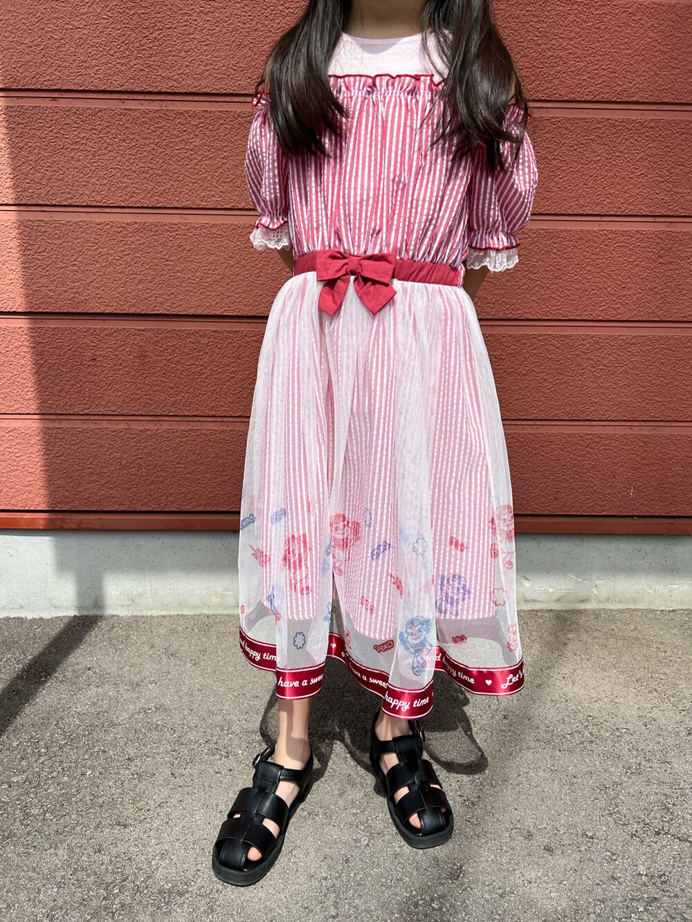 「キッズコーデ、ガーリー、女の子、休日スタイル、ワンピース、サンダル、グルカサンダル、チュール、ペコちゃん、レッド、ブラック、ストライプ、リボン、axes femme、green label relaxing」｜「axes femmeのペコ×ストライプ柄肩開きＯＰ（ワンピース、レッド系）」を使った、Yu-&Ri-(多忙のため不定期投稿)さん（キッズ・122cm）の夏コーディネートの2枚目の写真