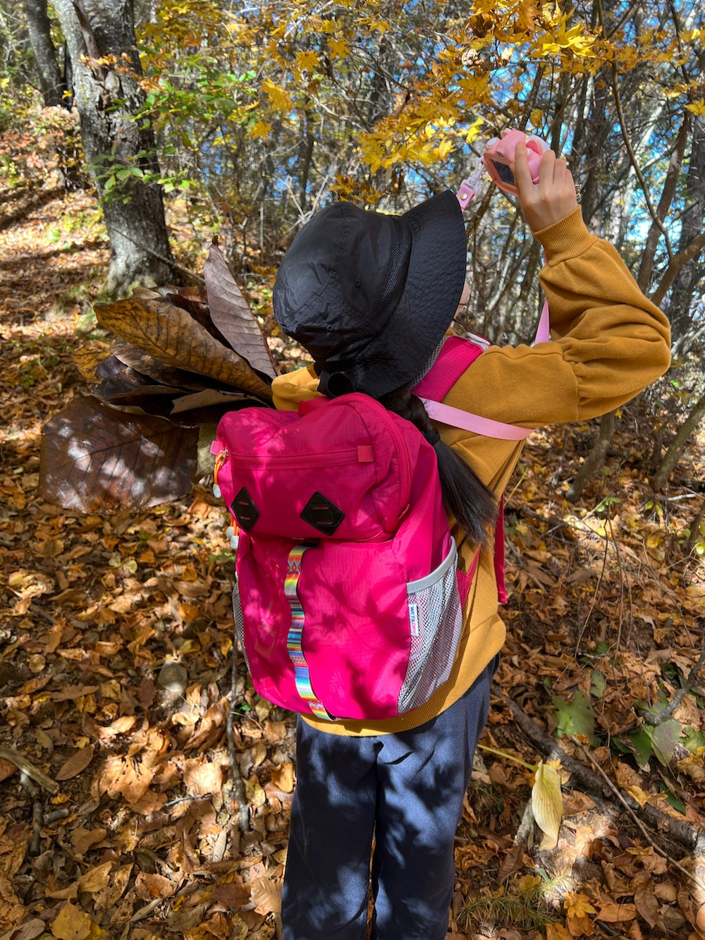 「キッズコーデ、女の子、登山、紅葉、カメラ、タートルネック、パーカー、リュック、バックパック、パンツスタイル、帽子、スニーカー、秋コーデ、カジュアル、レイヤードスタイル」｜「LOWRYS FARMのウラケギャザーパーカー　216009（パーカー、イエロー系）」を使った、Yu-&Ri-(多忙のため不定期投稿)さん（キッズ・127cm）の秋コーディネートの3枚目の写真