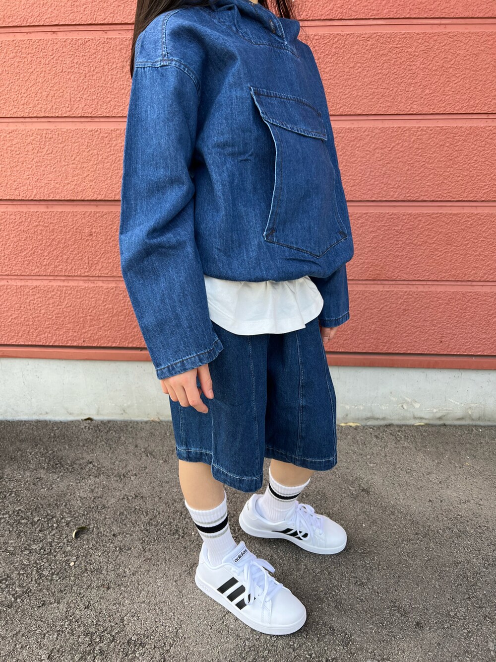 「キッズコーデ、デニム、セットアップ、レイヤードスタイル、春コーデ、スニーカー、ショートパンツ、aimoha(aimoha)、BREEZE、GU、UNIQLO、adidas、ホワイト、デニムオンデニム、女の子」｜「aimohaの【aimoha-KIDS-】【新作】韓国子供服 ビッグポケットフード付きデニムパーカーハーフパンツ上下セットアップ（セットアップ、ブルー系）」を使った、Yu-&Ri-(多忙のため不定期投稿)さん（キッズ・120cm）の春コーディネートの2枚目の写真