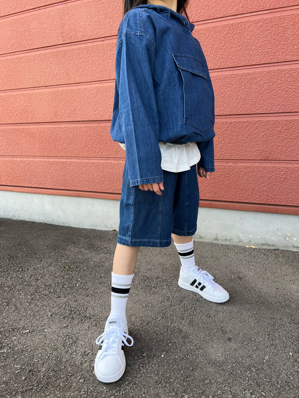 「キッズコーデ、デニム、セットアップ、レイヤードスタイル、春コーデ、スニーカー、ショートパンツ、aimoha(aimoha)、BREEZE、GU、UNIQLO、adidas、ホワイト、デニムオンデニム、女の子」｜「aimohaの【aimoha-KIDS-】【新作】韓国子供服 ビッグポケットフード付きデニムパーカーハーフパンツ上下セットアップ（セットアップ、ブルー系）」を使った、Yu-&Ri-(多忙のため不定期投稿)さん（キッズ・120cm）の春コーディネートの4枚目の写真