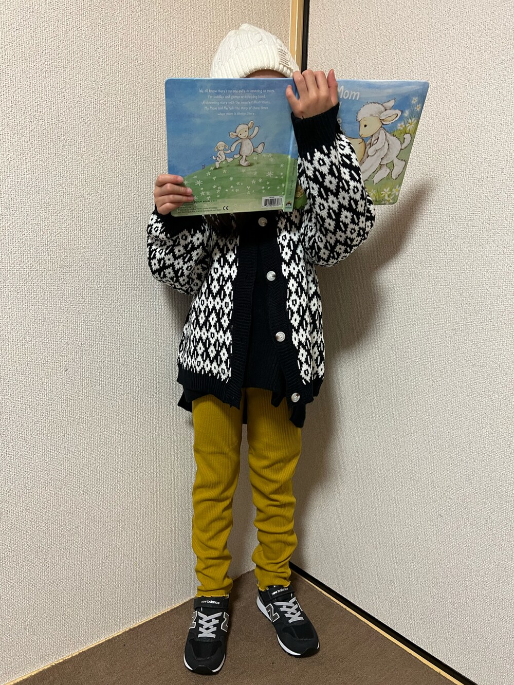 「キッズコーデ、キッズファッション、女の子、秋冬コーデ、ニット帽、ニット、レギンス、スニーカー、モノトーン、カジュアル、カジュアルコーデ、シンプル、シンプルコーデ、レイヤードスタイル、カーディガン」｜「OMNESのキッズ ウォッシャブルラグランニット（ニット/セーター、ブラック系）」を使った、Yu-&Ri-(多忙のため不定期投稿)さん（キッズ・127cm）の冬コーディネートの2枚目の写真