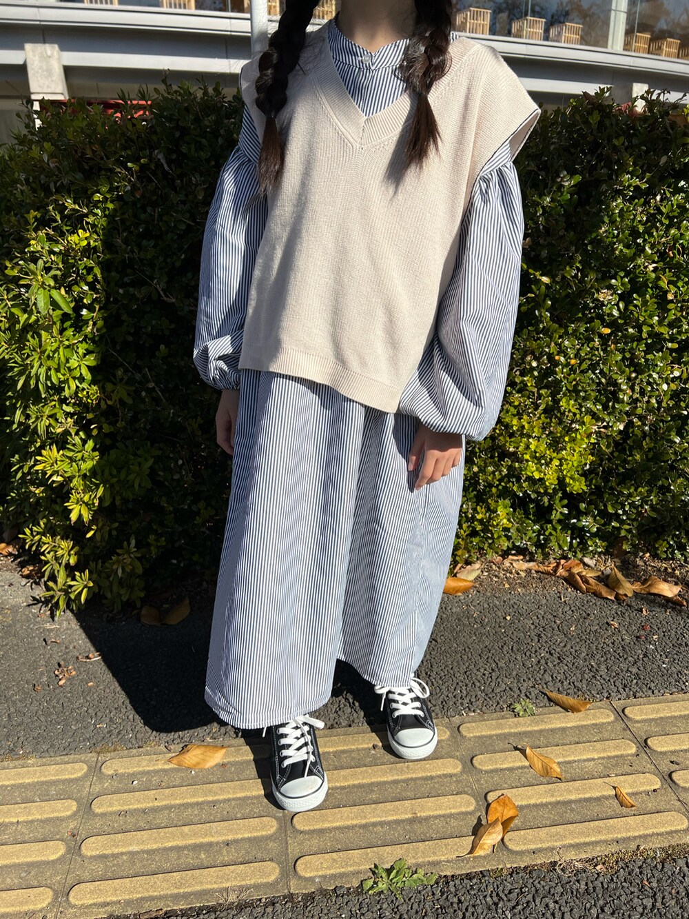 「キッズコーデ、女の子、カジュアル、ガーリー、秋コーデ、休日スタイル、レイヤードスタイル、ワンピース、ニット、ベスト、タイツ、スニーカー、ストライプ、ブルー、ブラック」｜「GLOBAL WORKのVネックベストセットワンピース/295956（ワンピース、ブラック系）」を使った、Yu-&Ri-(多忙のため不定期投稿)さん（キッズ・127cm）の秋コーディネートの2枚目の写真