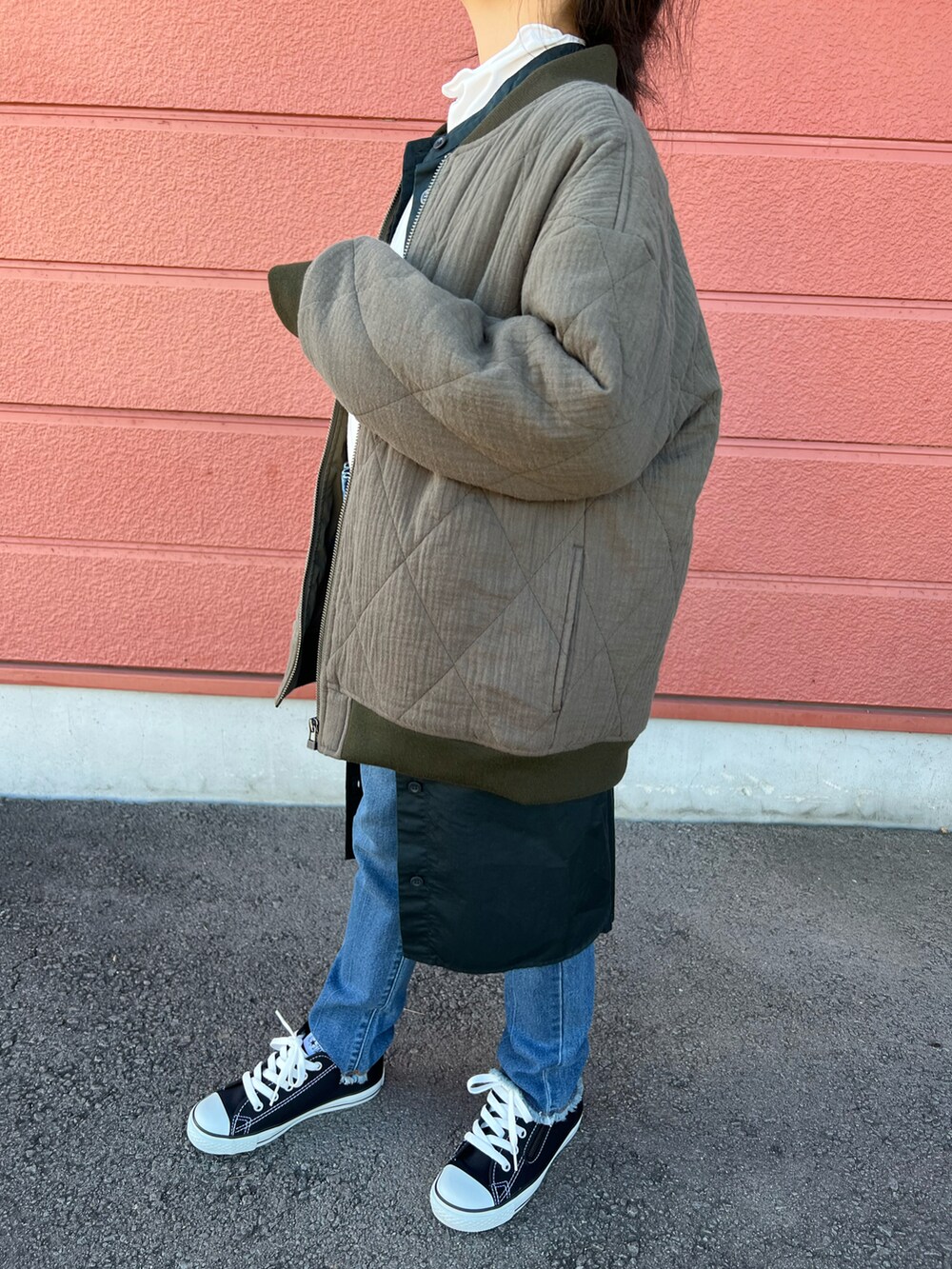 「タックイン、デニム、スニーカー、MA-1、タートルネック、シャツワンピース、putit mine、converse、UNIQLO、B:MING by BEAMS、BREEZE、キッズコーデ、女の子、モノトーン、カジュアル」｜「petit mainのオーガニックハイネック長袖インナーTシャツ（Tシャツ/カットソー、ホワイト系）」を使った、Yu-&Ri-(多忙のため不定期投稿)さん（キッズ・120cm）の冬コーディネートの3枚目の写真