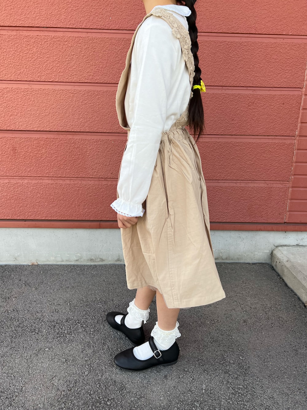 「キッズコーデ、女の子、ブラウス、ジャンパースカート、バレエシューズ、ガーリー、レース、春コーデ、ホワイト、ベージュ、ブラック、Maison de Ravi、seraph、vivian、anySiS」｜「Maison de Raviのアイテム（シャツ/ブラウス、ホワイト系）」を使った、Yu-&Ri-(多忙のため不定期投稿)さん（キッズ・120cm）の春コーディネートの2枚目の写真
