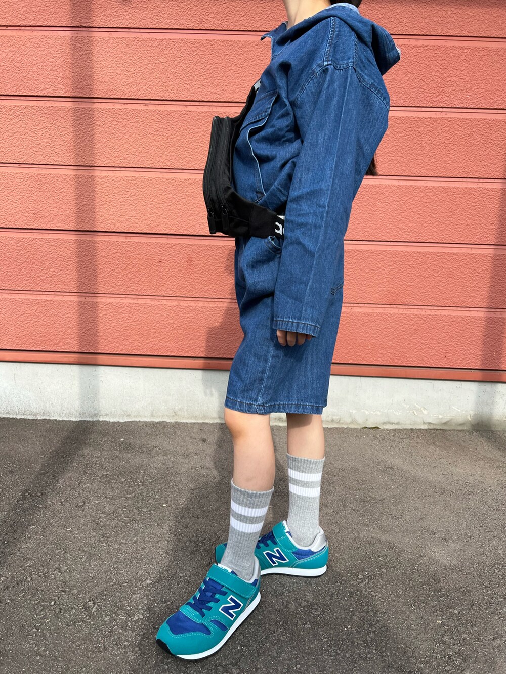 「キッズコーデ、セットアップ、デニム、グリーン、韓国子供服、aimoha(aimoha)、adidas、UNIQLO、New Balance、ショルダーバッグ、スニーカー、女の子、カジュアル、ブラック、ごきげんウィーク」｜「aimohaの【aimoha-KIDS-】【新作】韓国子供服 ビッグポケットフード付きデニムパーカーハーフパンツ上下セットアップ（セットアップ、ブルー系）」を使った、Yu-&Ri-(多忙のため不定期投稿)さん（キッズ・122cm）の春コーディネートの3枚目の写真