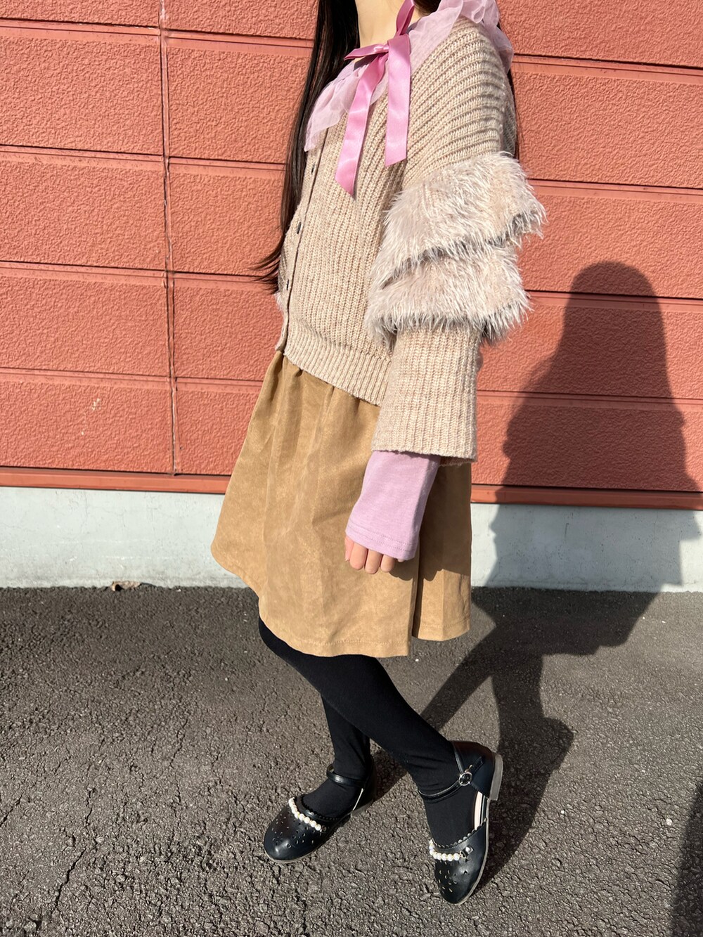 「キッズコーデ、ガーリー、スカート、カーディガン、ドレスシューズ、ピンク、ベージュ、ブラック、GLOBAL WORK、sorotto、CIAOPANIC TYPY、bee des bee、tutuanna、春コーデ、きれいめカジュアル」｜「Bee des Beeのデザイン長袖Tシャツ（Tシャツ/カットソー、パープル系）」を使った、Yu-&Ri-(多忙のため不定期投稿)さん（キッズ・120cm）の冬コーディネートの2枚目の写真