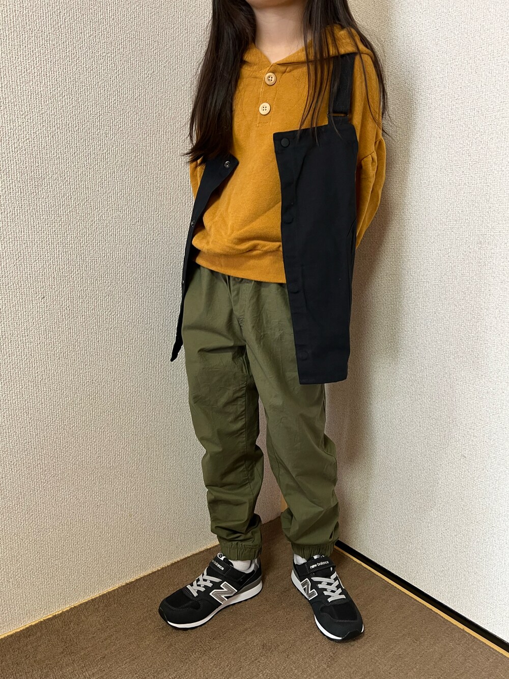 「キッズコーデ、女の子、カジュアル、ベスト、パーカー、カーゴパンツ、パンツスタイル、スニーカー、秋コーデ、ローリーズファーム(LOWRYS FARM)、LOWRYS FARM、antiqua、New Balance、ニューバランス、GAP」｜「LOWRYS FARMのウラケギャザーパーカー　216009（パーカー、イエロー系）」を使った、Yu-&Ri-(多忙のため不定期投稿)さん（キッズ・127cm）の秋コーディネートの2枚目の写真
