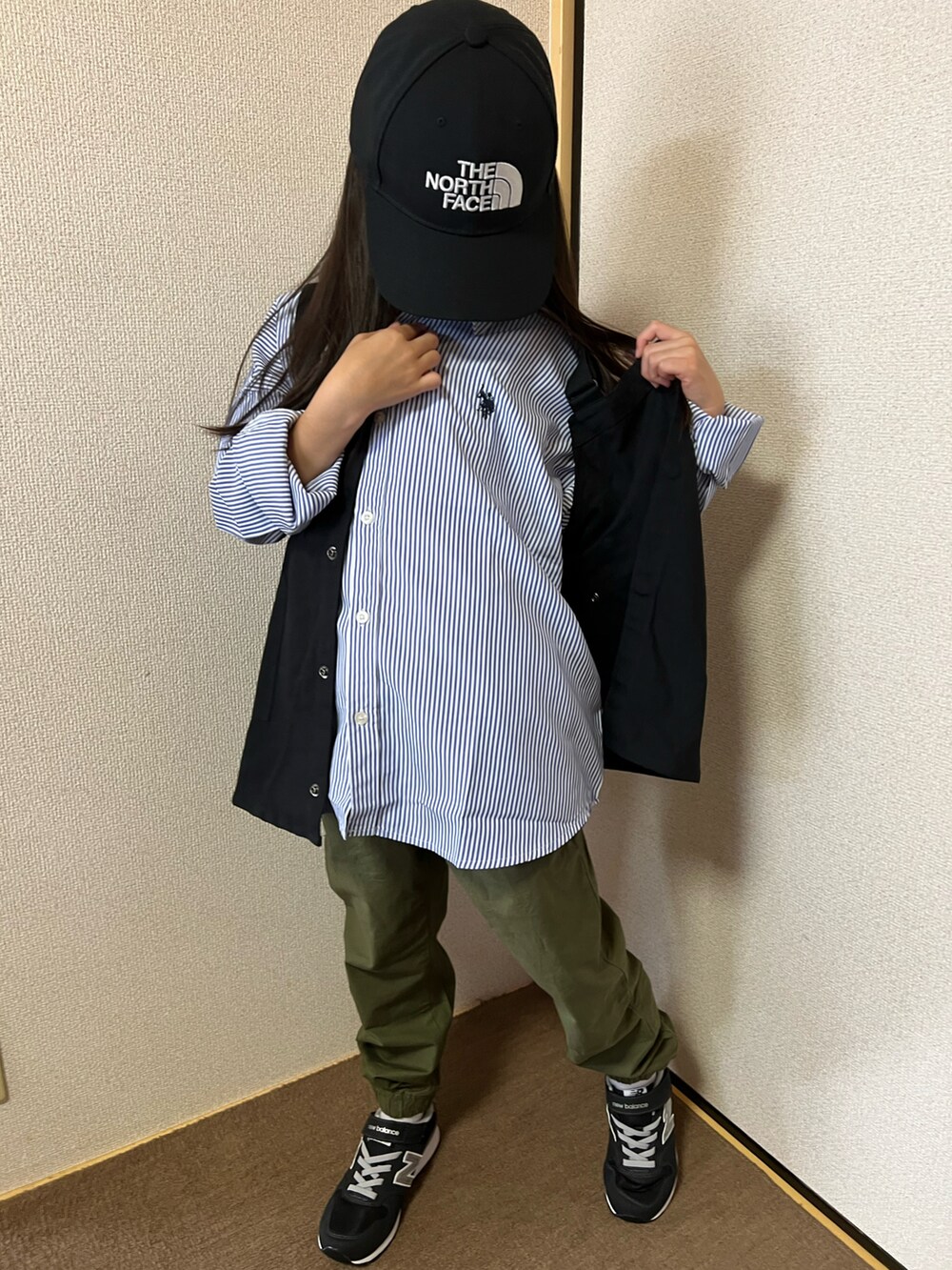 「キッズコーデ、女の子、カジュアル、キャップ、ベスト、シャツスタイル、パンツスタイル、カーゴパンツ、スニーカー、秋コーデ、ストライプ、THE NORTH FACE、チャオパニックティピー(CIAOPANIC TYPY)、ニューバランス、GAP」｜「THE NORTH FACEのTHE NORTH FACE/ノースフェイス キャップ TNFロゴキャップ NN02135（キャップ、ブラック系）」を使った、Yu-&Ri-(多忙のため不定期投稿)さん（キッズ・127cm）の秋コーディネートの2枚目の写真