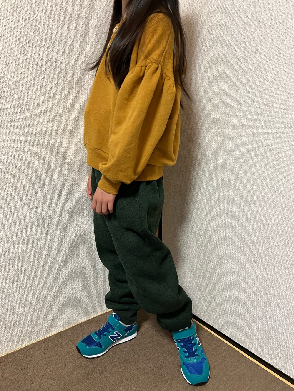 「キッズコーデ、キッズファッション、シンプル、シンプルコーデ、カジュアル、カジュアルコーデ、女の子、秋コーデ、パーカー、パンツスタイル、スニーカー、イエロー、グリーン、カラー×カラー、プチプラ」｜「LOWRYS FARMのウラケギャザーパーカー　216009（パーカー、イエロー系）」を使った、Yu-&Ri-(多忙のため不定期投稿)さん（キッズ・127cm）の秋コーディネートの2枚目の写真